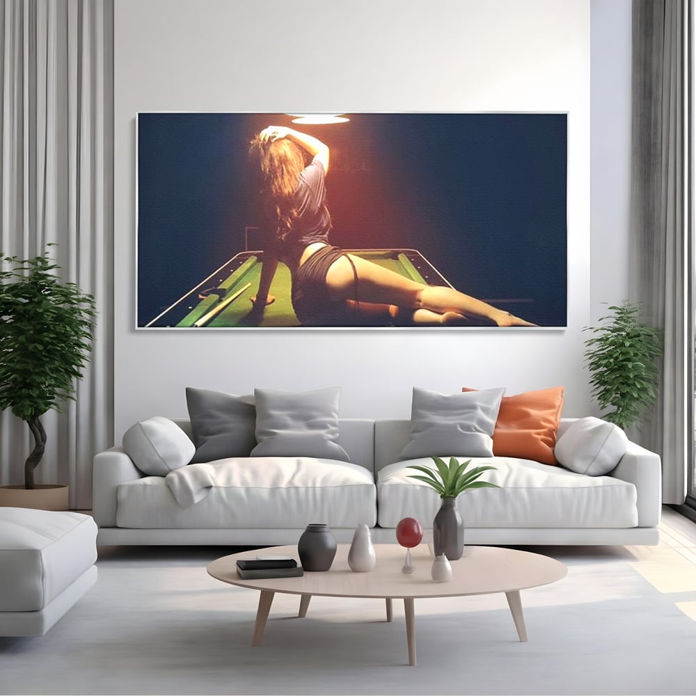 Tablou canvas cu tablou canvas cu silueta feminina pe masa de biliard, in rama de aluminiu argintiu, pe perete intr-un living